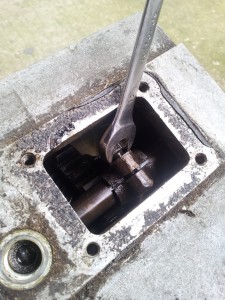 Removing the pinchbolt for the selector shaft